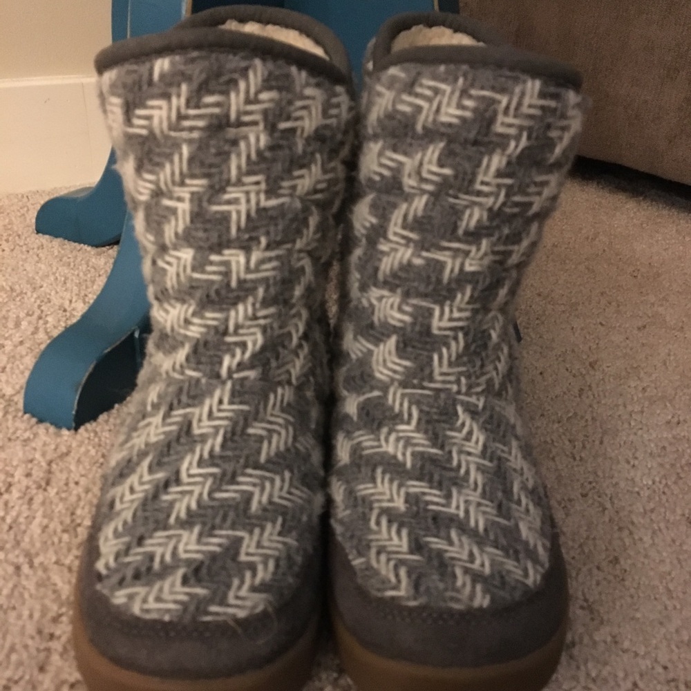 Sanuk Gray and White Winter Boots